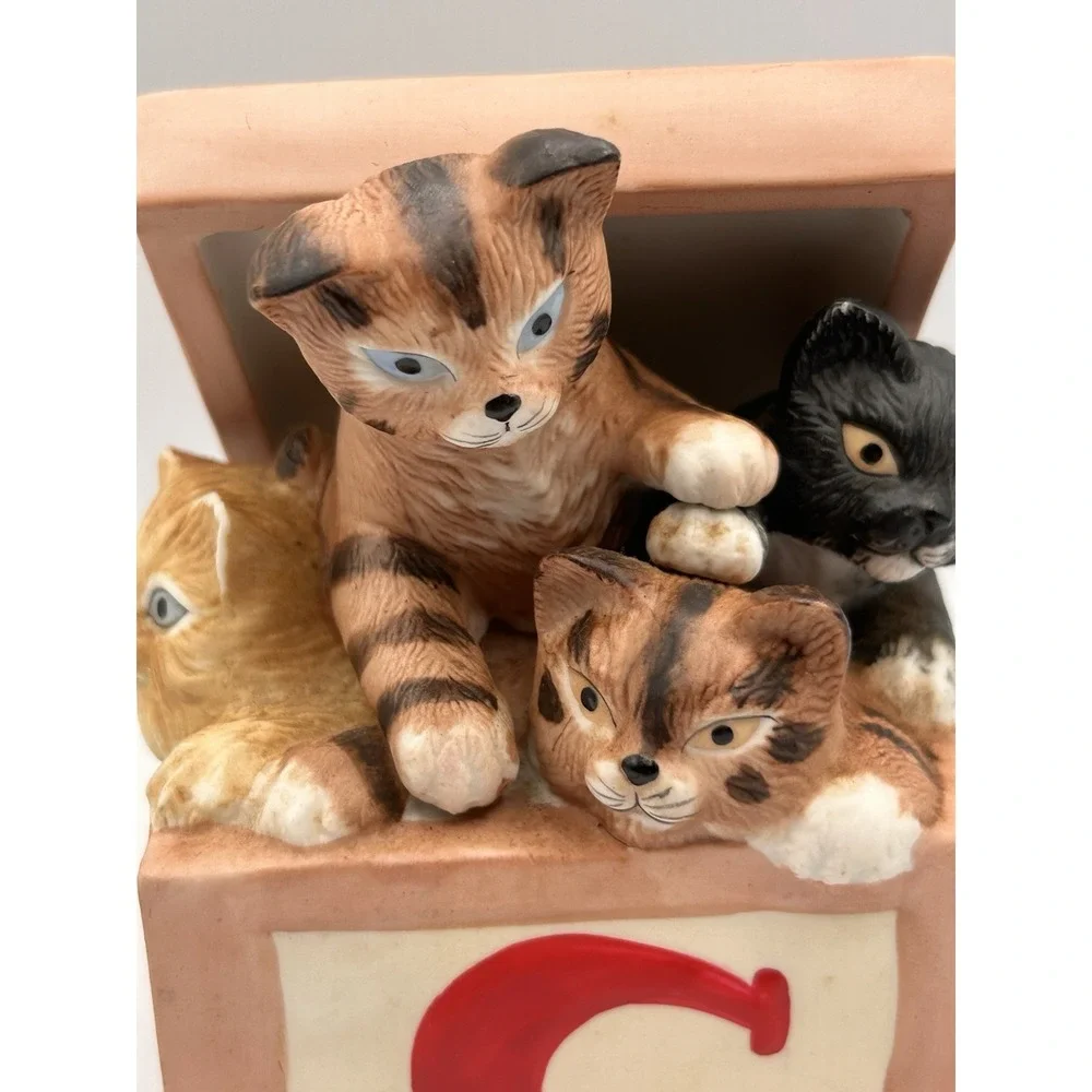 Vintage‎ 1981 MANN Cats In The Box Ceramic Music Box